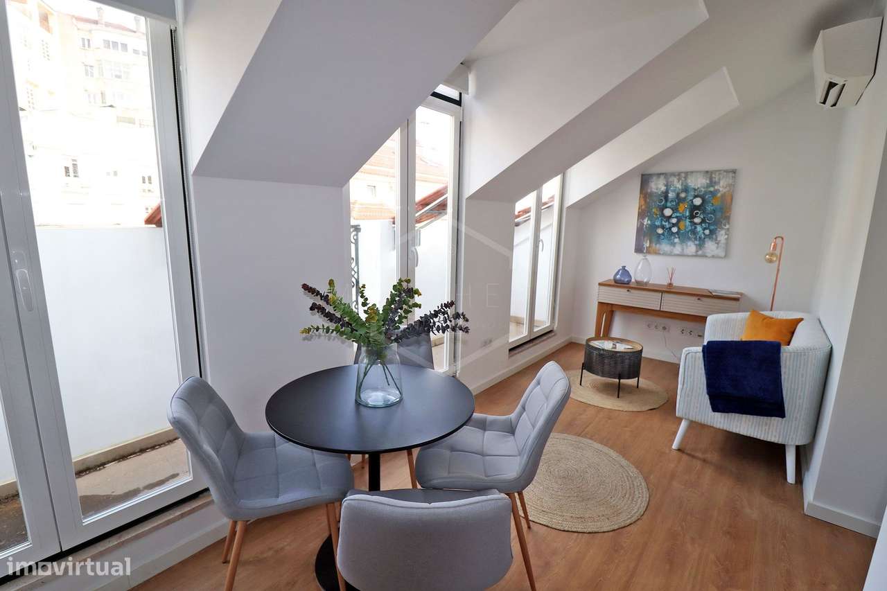 Apartamento T2 remodelado em São Vicente, Lisboa-0