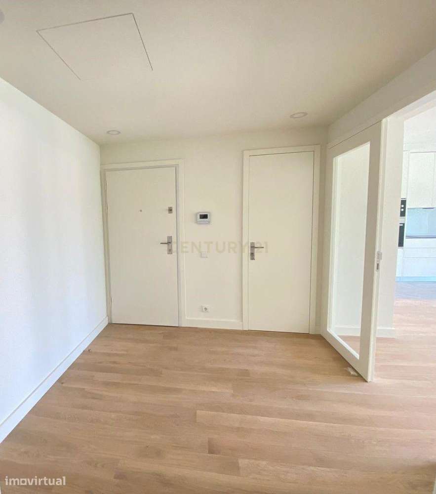 Apartamento T2 Novo com varanda, dois lugres de estacionamento, arrumo - Grande imagem: 2/49