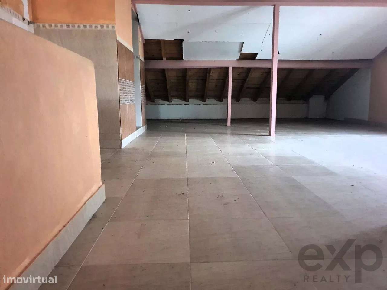 Sotão amplo com entrada independente - Grande imagem: 4/7