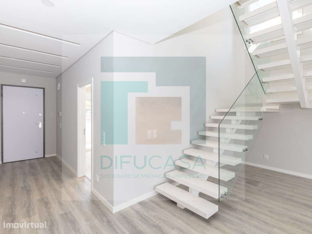 Moradia Isolada T4 Duplex com Piscina e Garagem-4