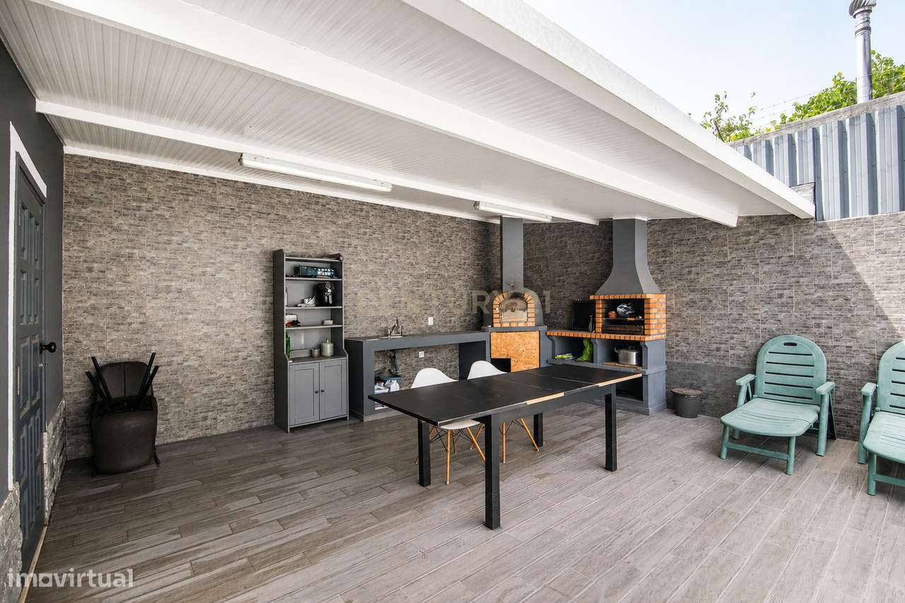 Moradia T4 com piscina e garagem junto às Colinas do Cruzeiro-42