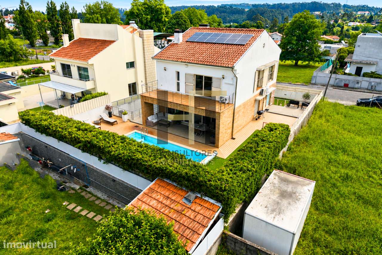 Moradia T3 | 4 Frentes | Piscina, Suite c/ Closet, Garagem 3 Carros |-46