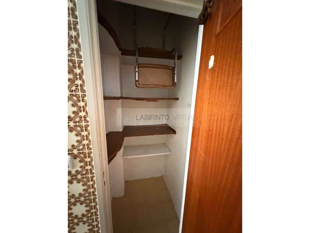 Vende-se T2 com arrecadação na Codivel, perto metro de Odivelas.-5