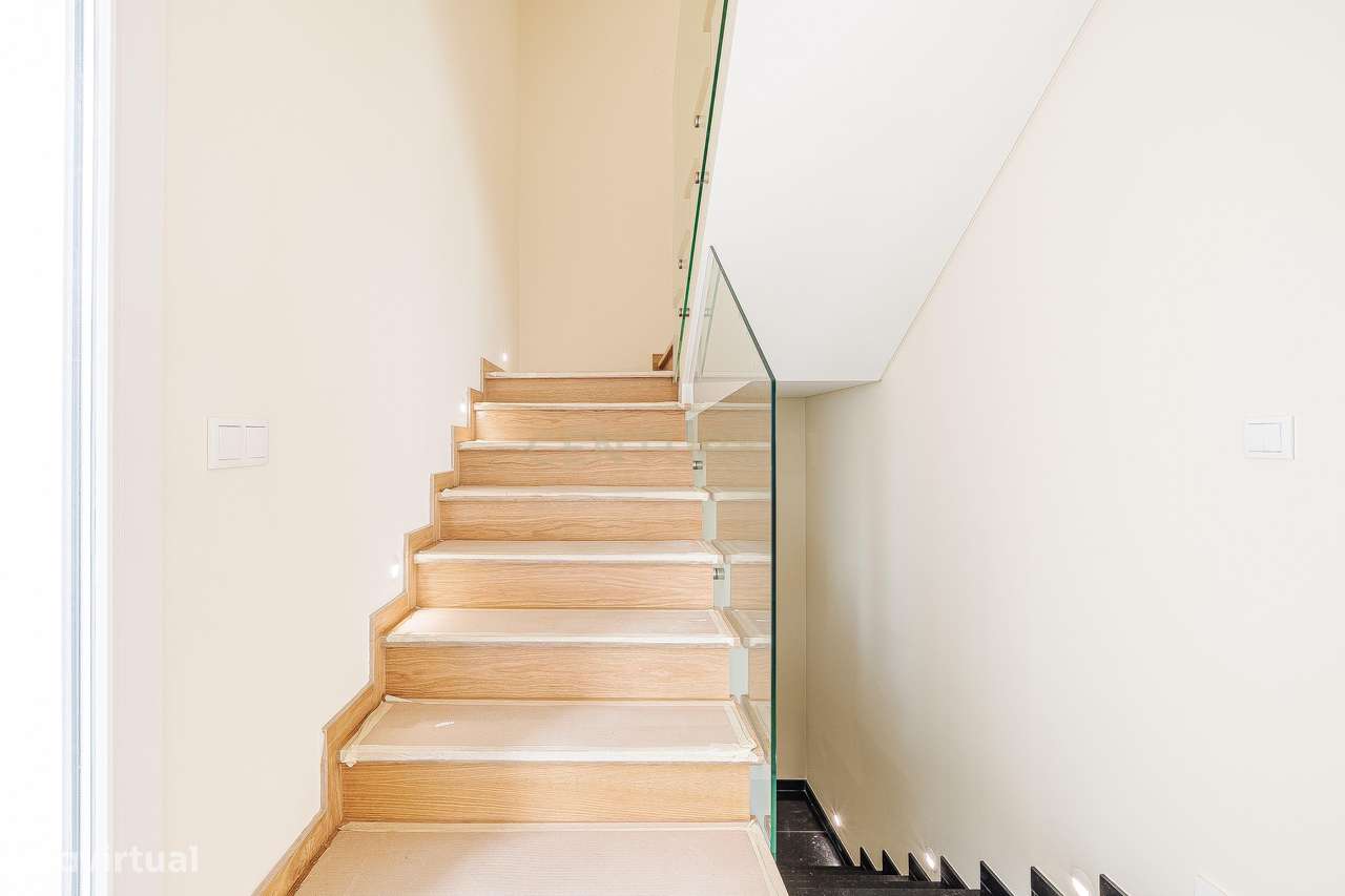 Moradia T4+1 Contemporânea com Piscina-25