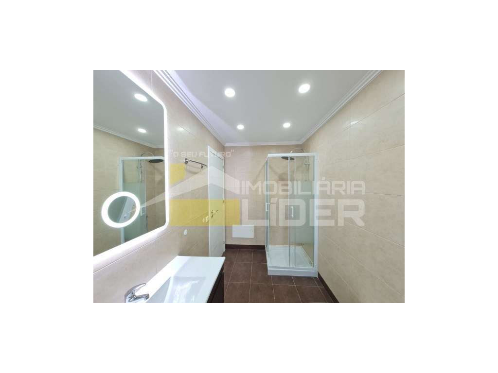 Oferecemos a Escritura
Moradia com 3 pisos T4 no centro da Ericeir...-21