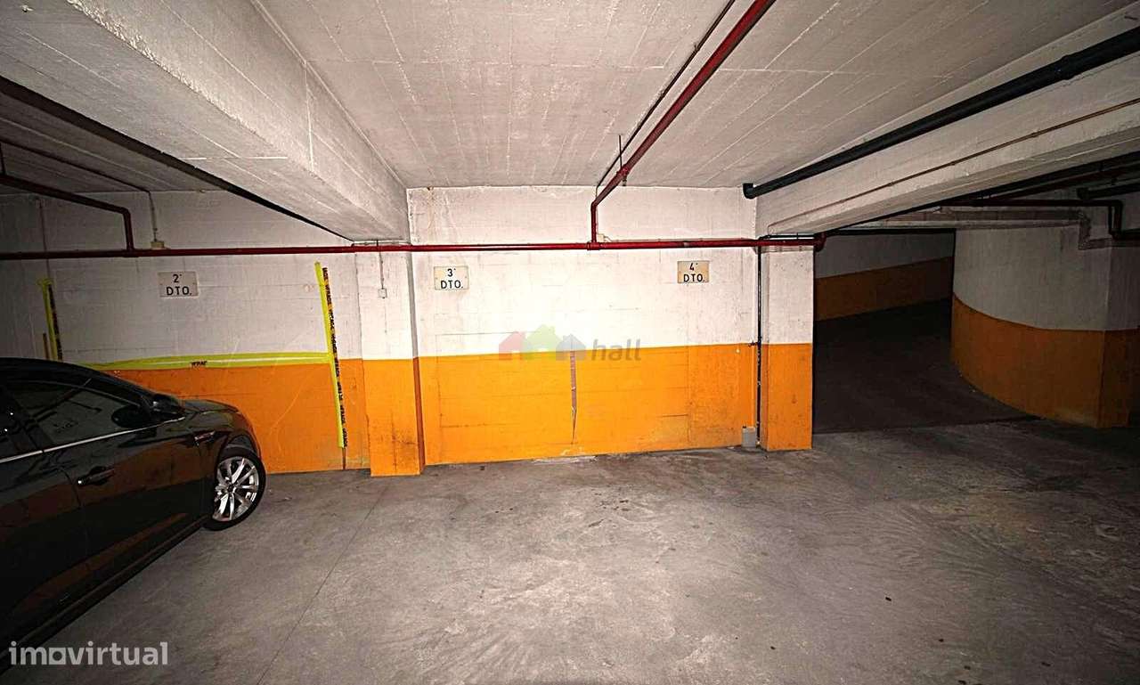 Apartamento T3 c/ garagem e arrecadação na Estrada da Luz-23