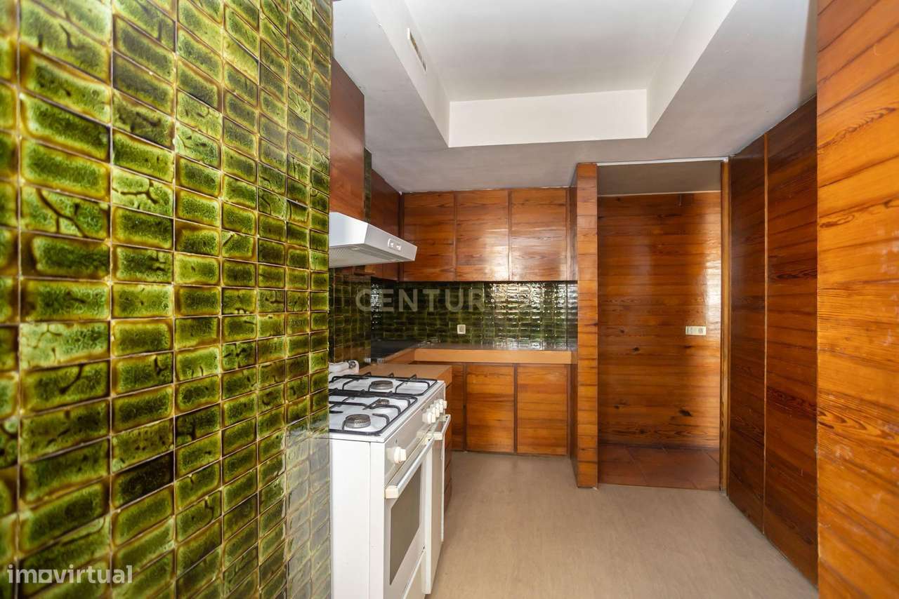 Apartamento T2 para remodelação nas Picoas -Lisboa-25