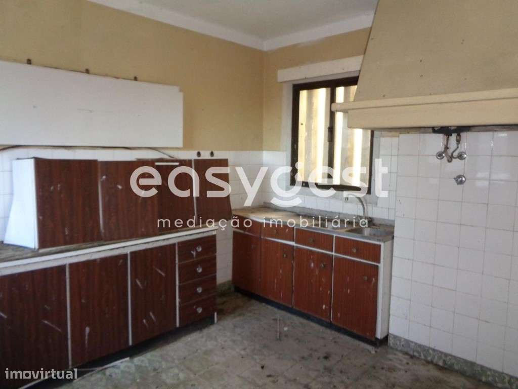 Moradia com dois pisos para recuperar no centro de Alfarelos - Grande imagem: 5/24