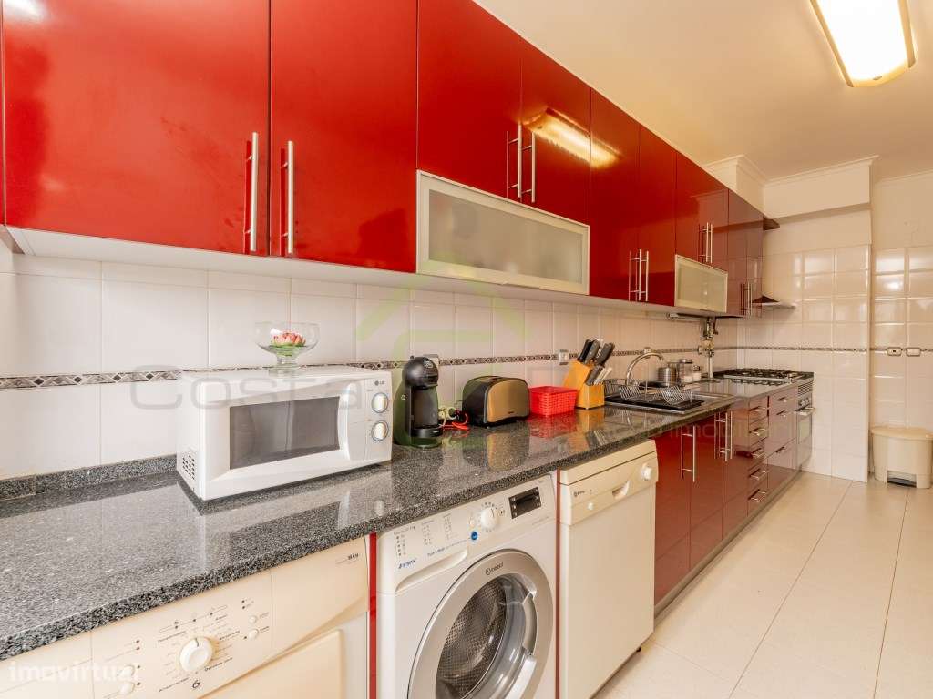 Apartamento T3 com boas áreas e óptima exposição solar-9
