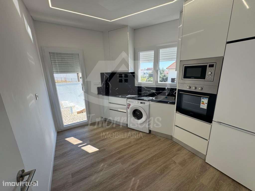 Moradia remodelada T2 com sótão, no Bairro da Castelhana em São Joã... - Grande imagem: 5/41