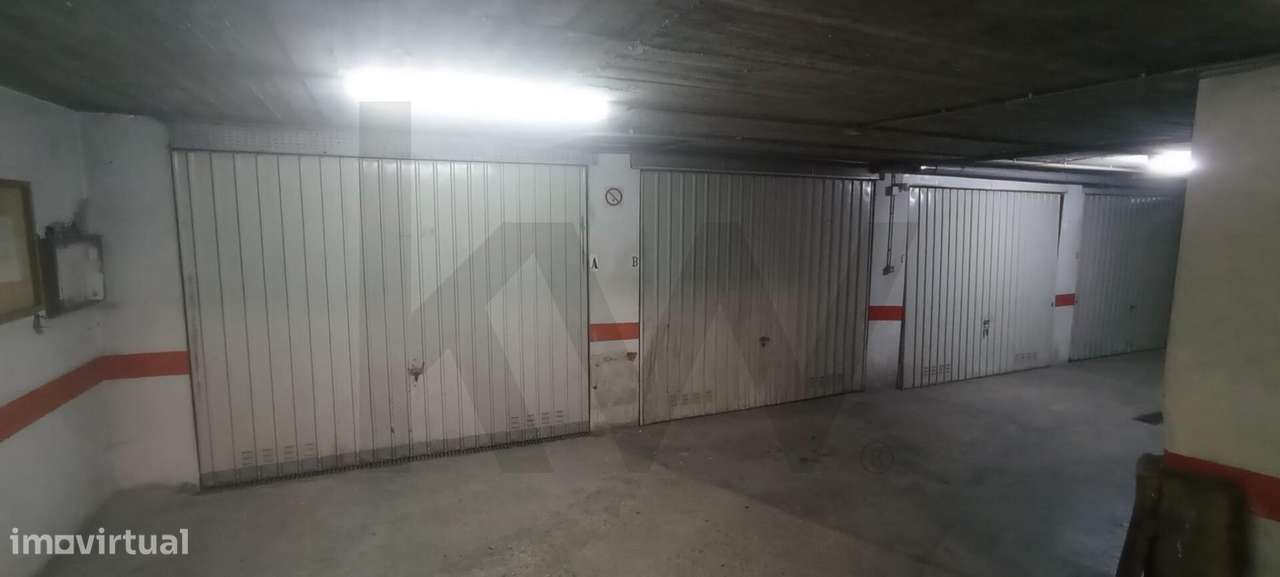 Oportunidade Única: Garagem Box com 16 m2 na Encosta do Sol-9