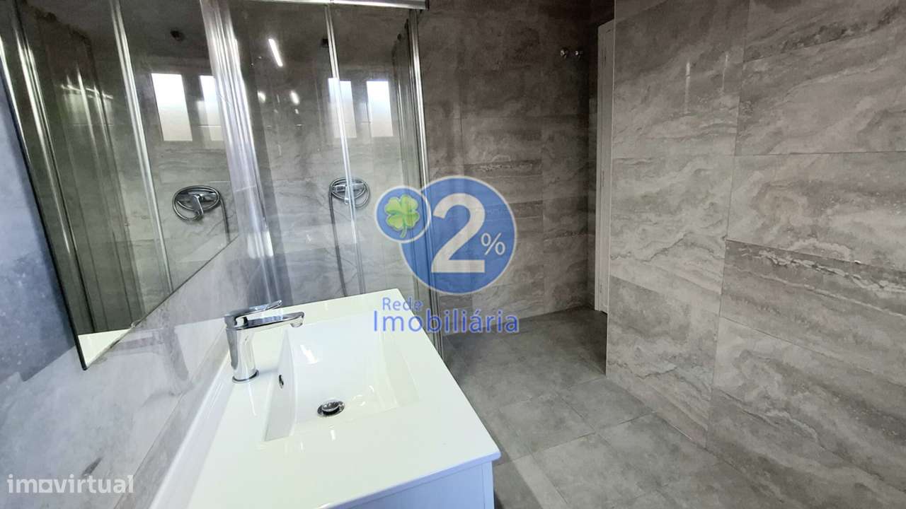 Apartamento T5 Duplex com Logradouro - Pousos-33