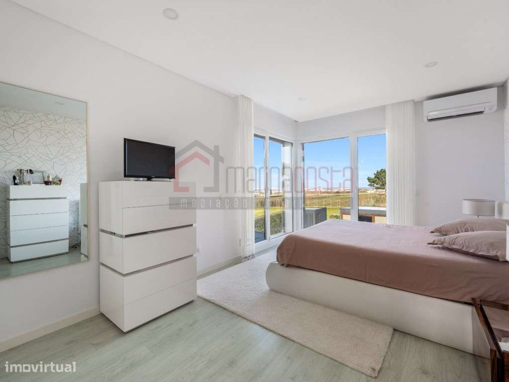 Moradia de Luxo T3 com Piscina e Vista Mar-36