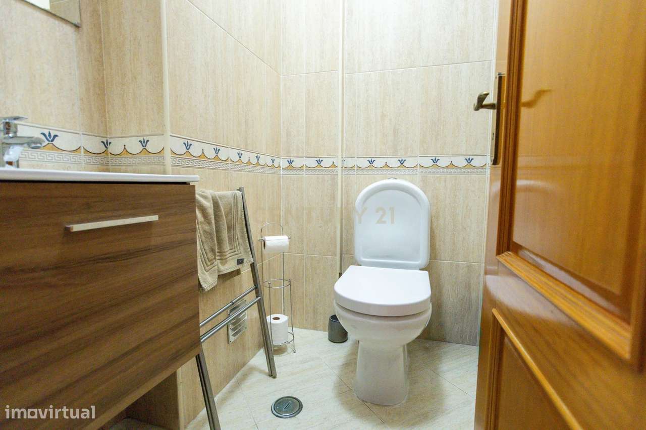 T2 com 2 casas de banho e ampla varanda-19