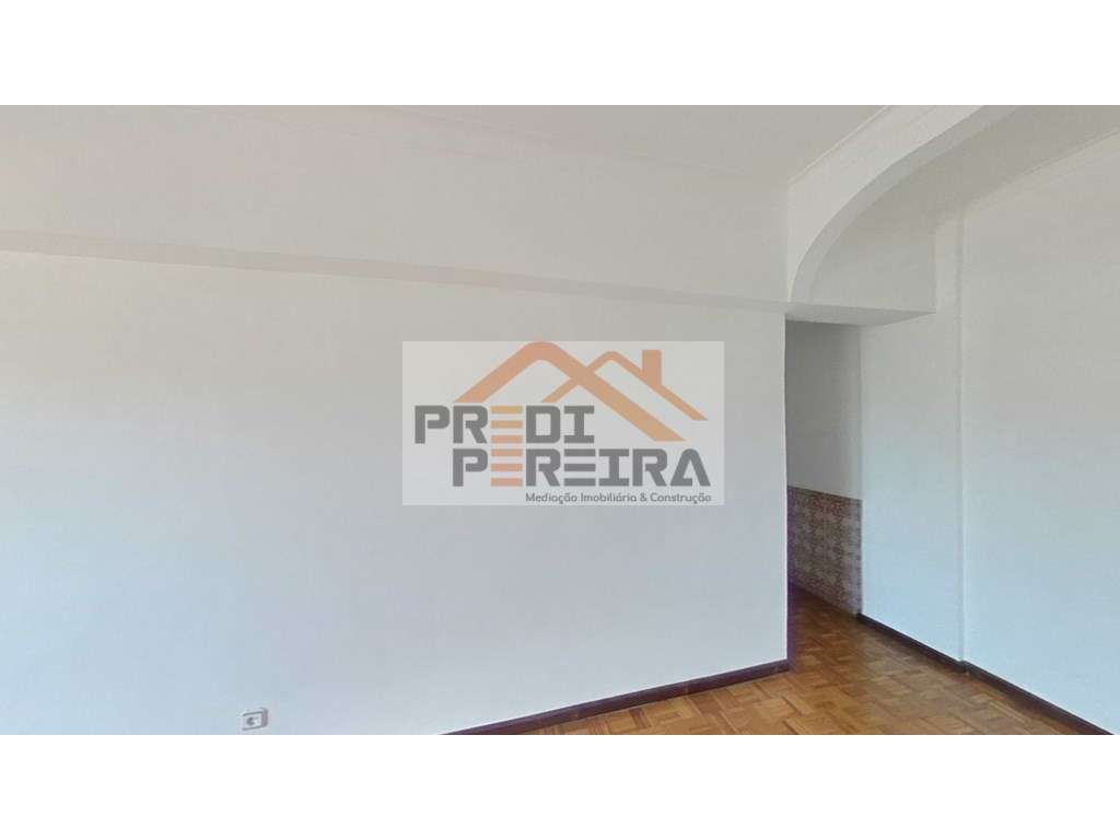 T3 no centro de Loures com bastante luminosidade, varanda com vista... - Grande imagem: 5/17