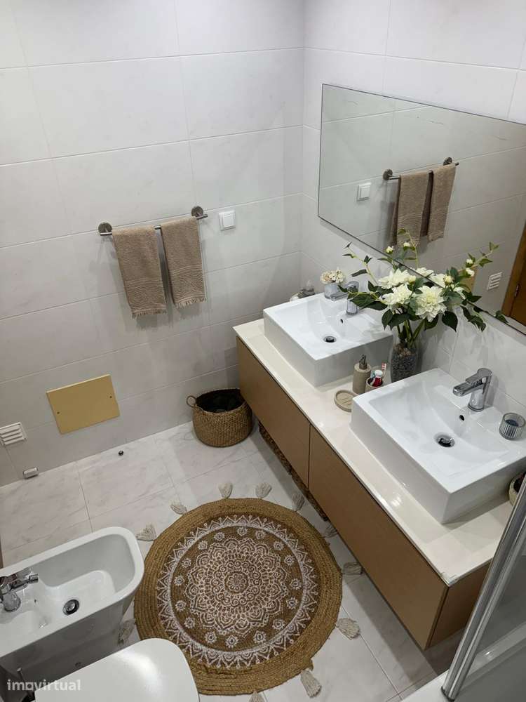 Apartamento T3 com 3 casas de banho e garagem-18