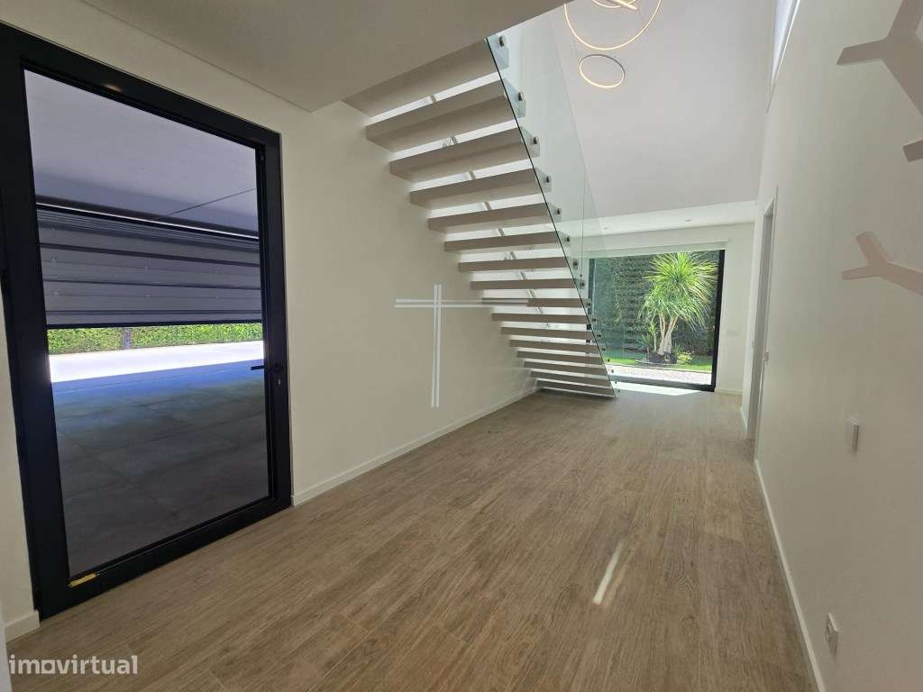 Moradia isolada T4, arquitetura contemporânea com garagem e piscina...-17