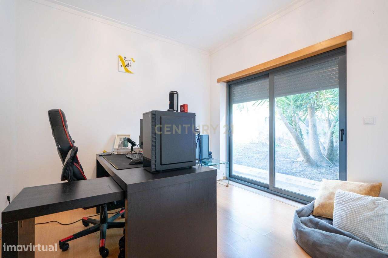 Moradia térrea T3+1 com linhas modernas,varandas,churrasco,jardim,gara-26