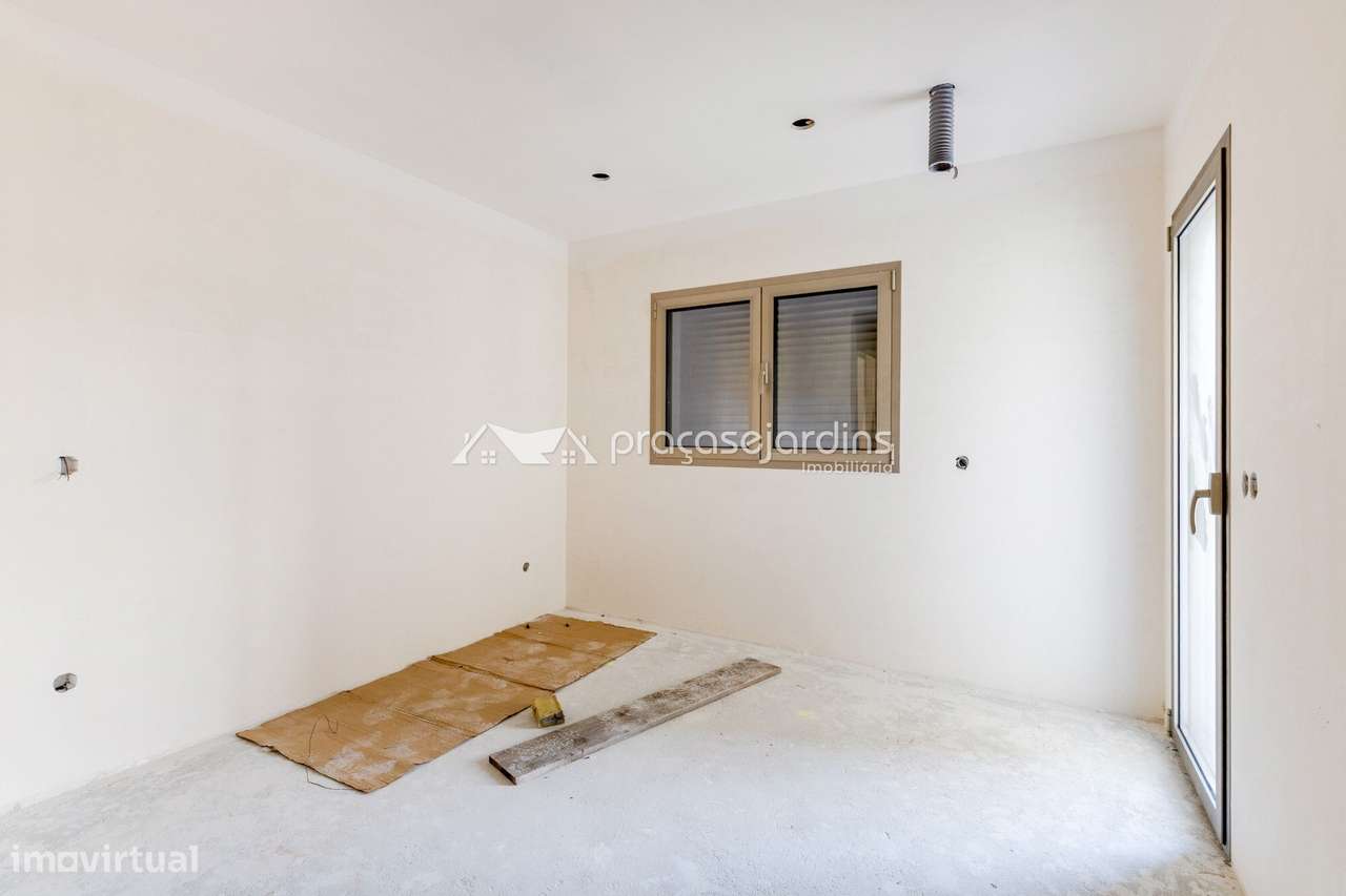 Moradia T3 com Garagem para 3 Viaturas a 5 Minutos de Leiria-13
