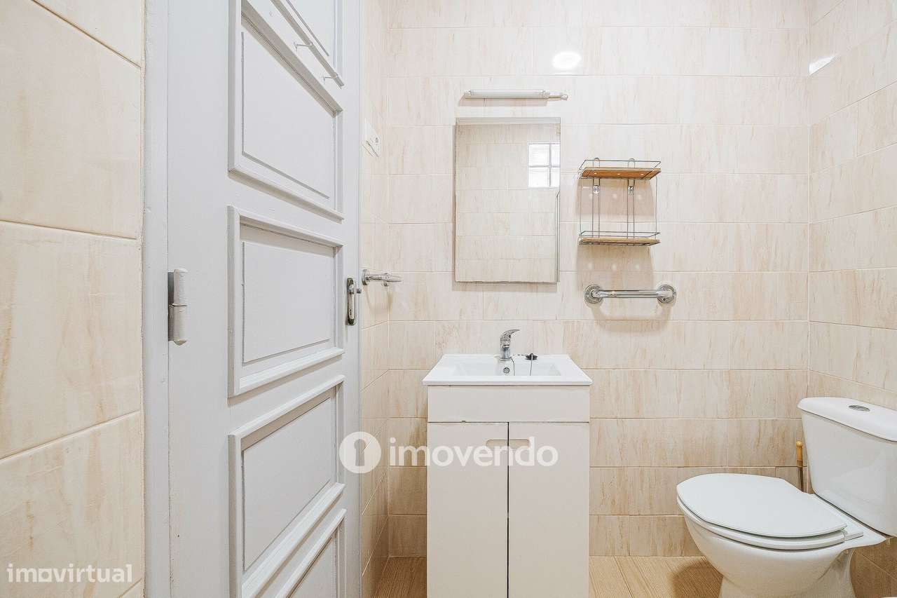 Apartamento T2 com duas varandas, na Graça, em Lisboa-32
