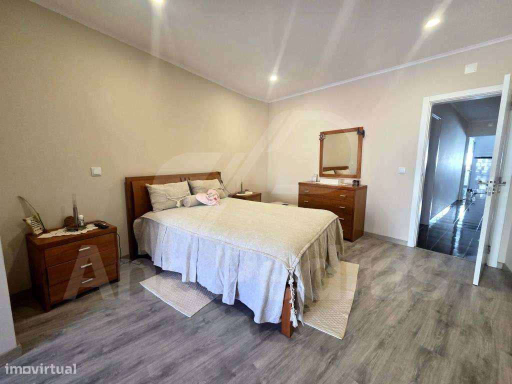 Moradia Bi-Familiar Totalmente Remodelada com Logradouro e Elevado ...-18