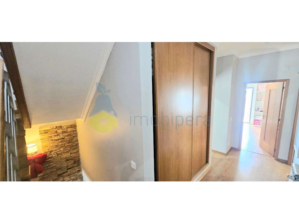 Moradia T4 com 260m2 de área e cave de 95m2, localizada no Monte da...-33
