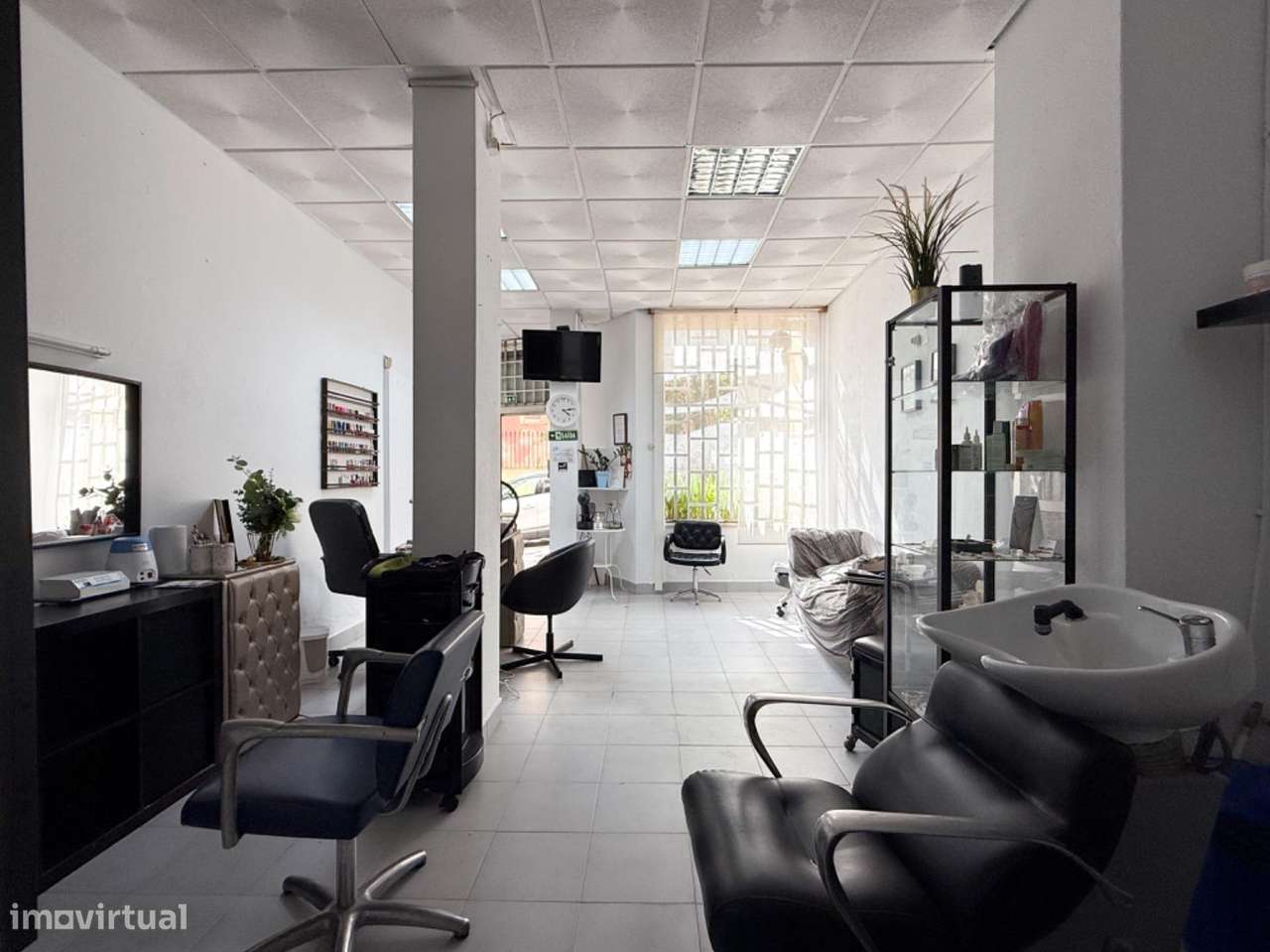 Loja no Monte da Caparica, a 1km do Metro do Pragal - Grande imagem: 5/13