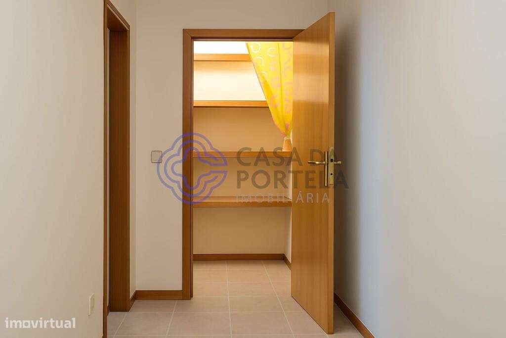 Para venda T2 com varanda em excelente estado conservação frente à Aca - Grande imagem: 5/26