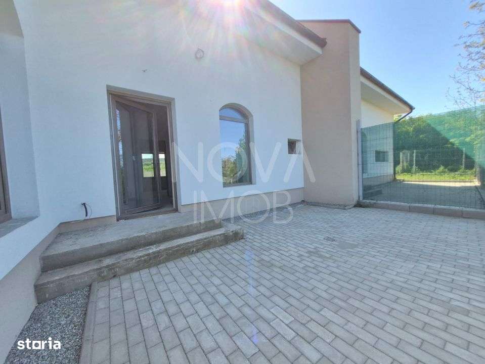 Casa generoasa cu 5 camere, 2 bai, dressing si parcare – Sura Mica-1