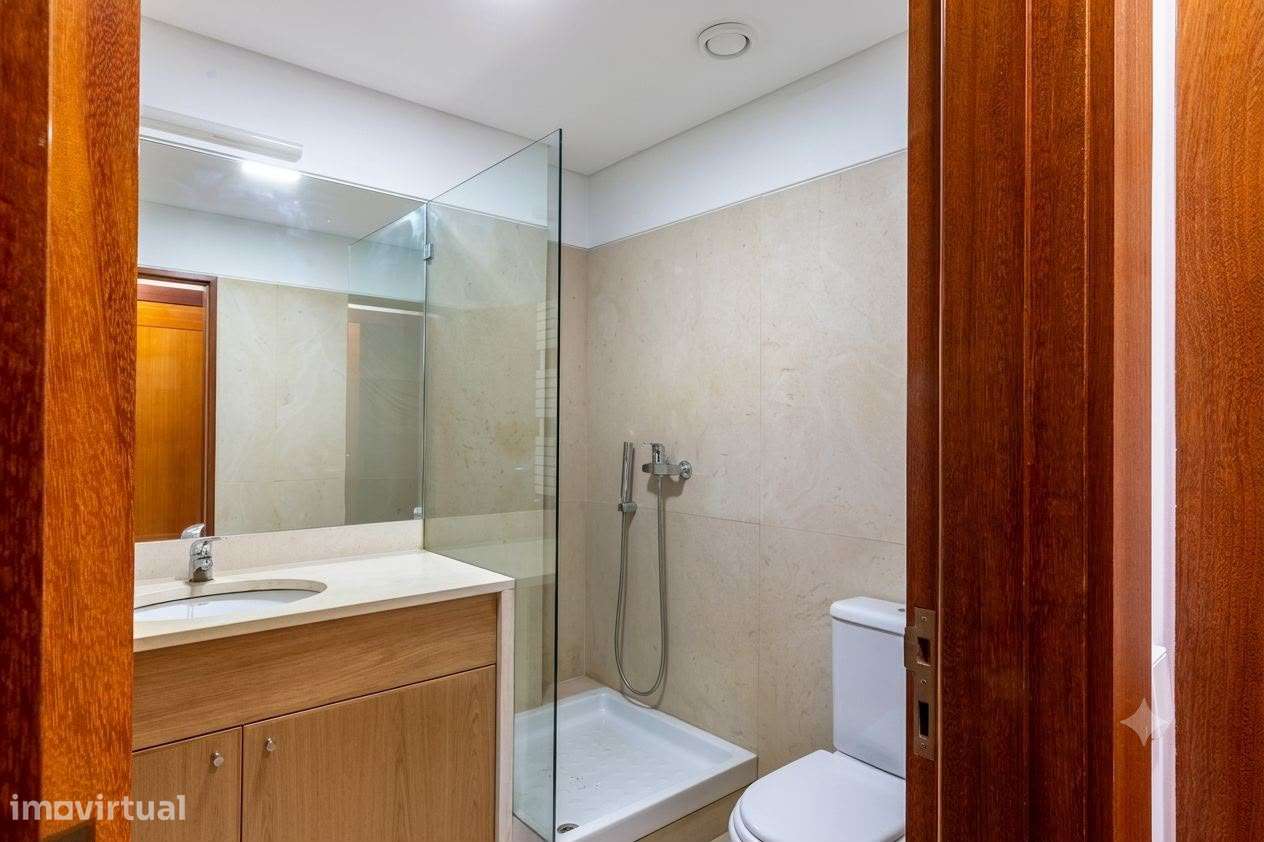 Apartamento T5 com 4 casas de banho e garagem-51