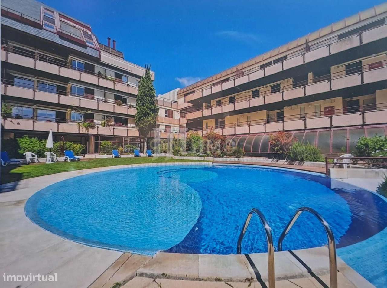 Apartamento T3 com Vista Mar – 5º Andar – A Dois Passos do Casino Esto-1