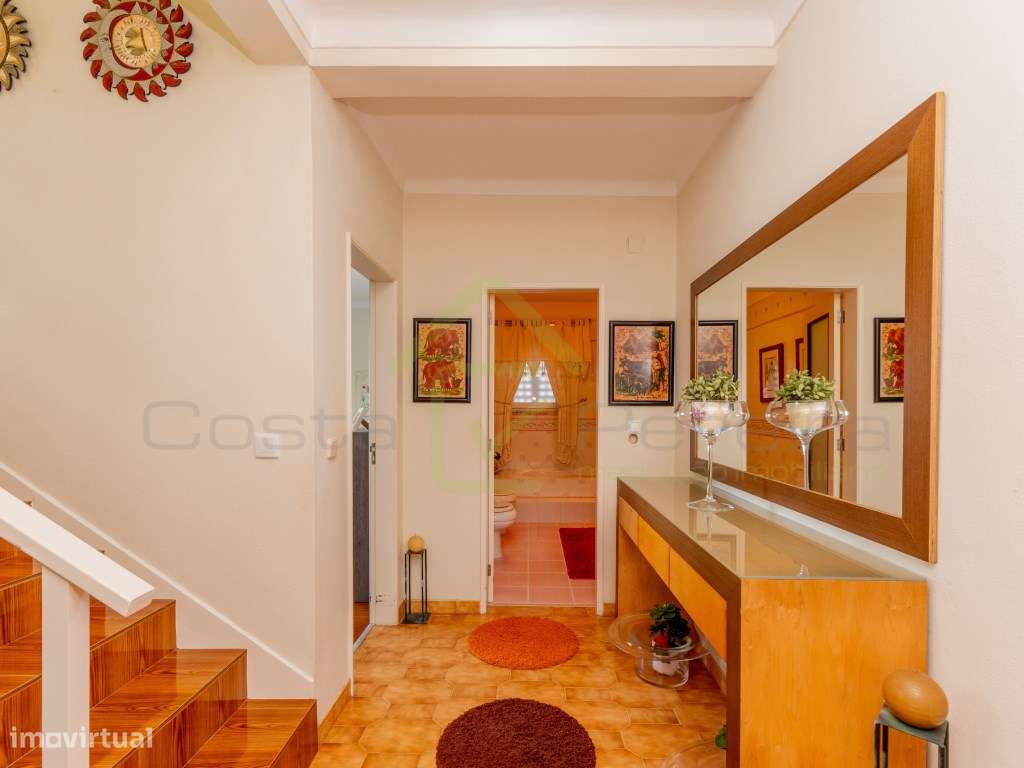 Moradia T4 a minutos dos acessos da A8 e perto das praias de região-17