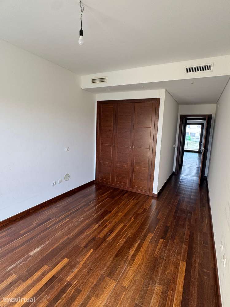 T4 com varanda, garagem e acessibilidade, 195m²-13
