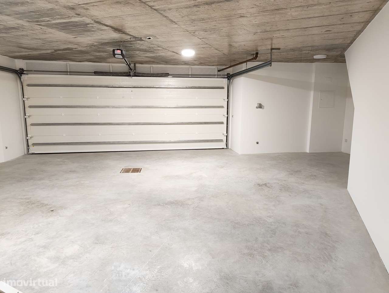 Moradia T4 com piscina, garagem e jardim em Canidelo-46