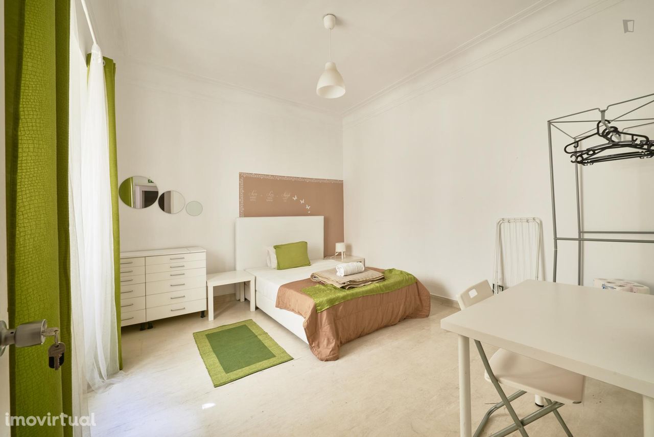 130093 - Quarto com cama de solteiro em apartamento com 11 quartos