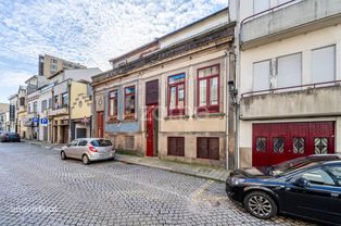 Moradia traça antiga T3 na Visconde Setubal, Porto.