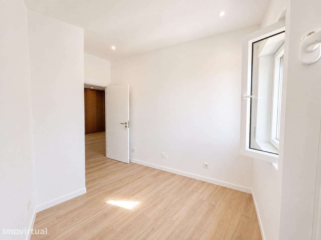 Prédio Renovado com 3 Habitações Independentes-12