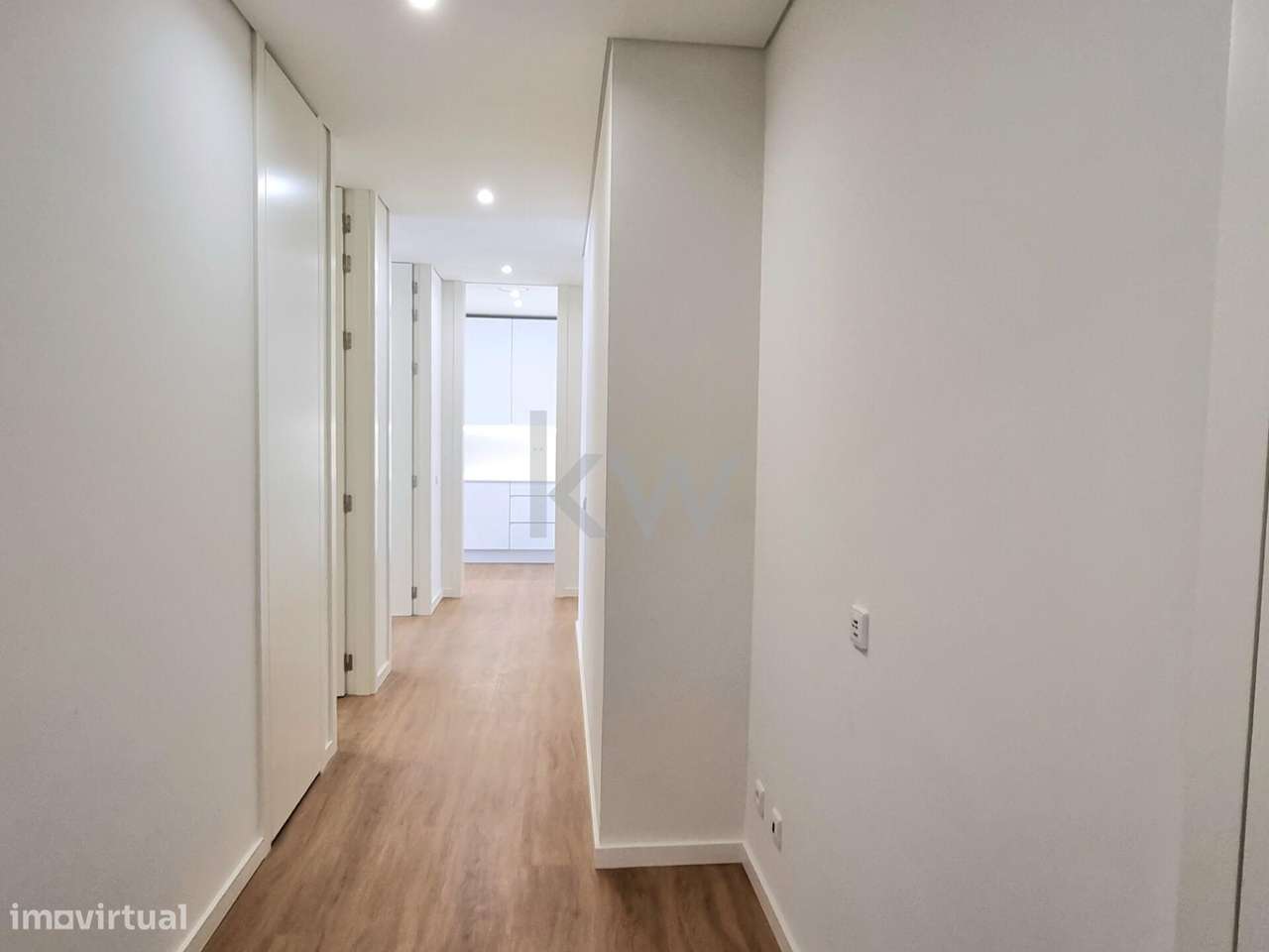 Apartamento T2, com terraço e garagem na praça do Chile-5