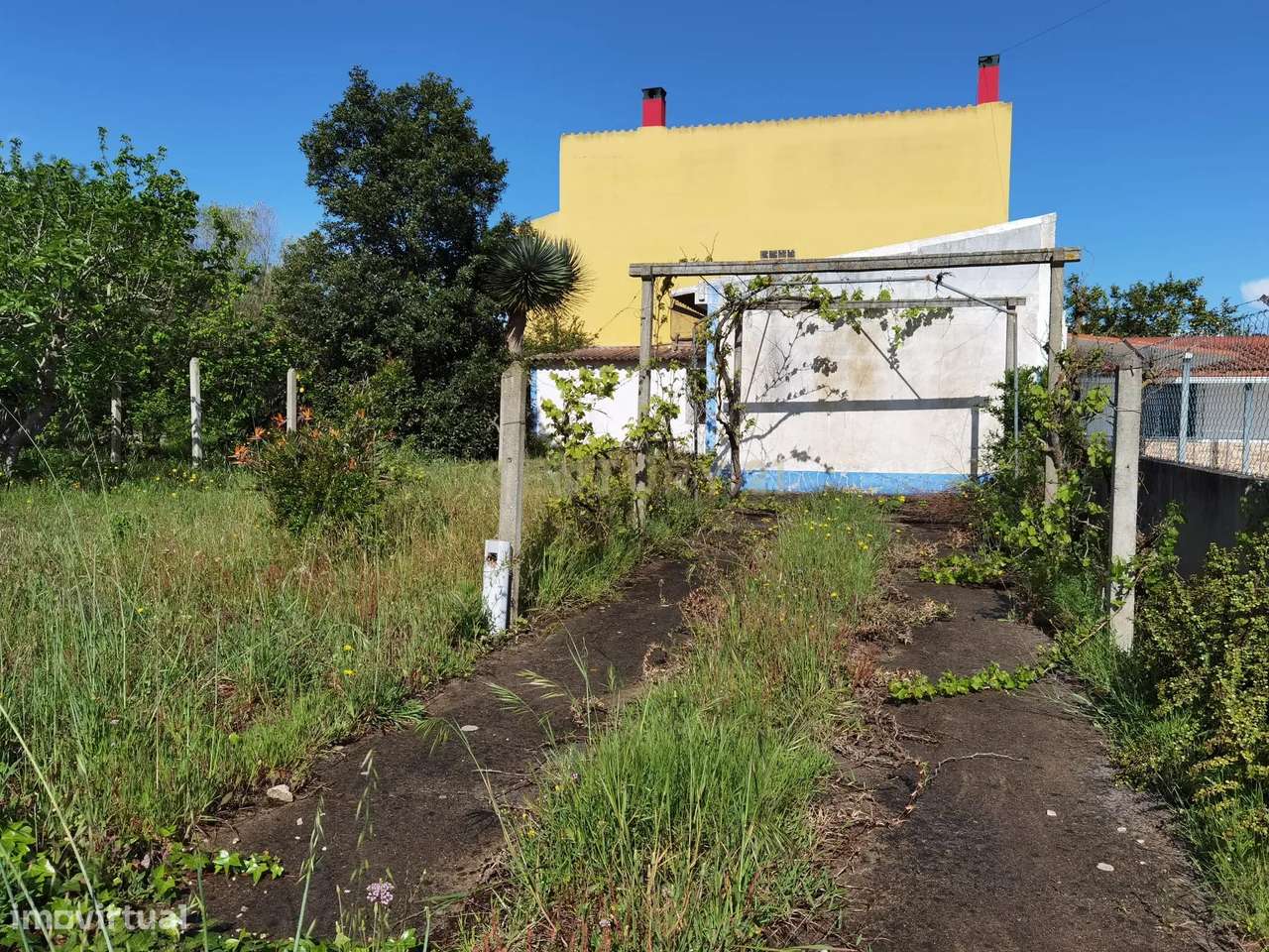 Terreno à venda em Fernão Ferro - Localização tranquila e acessível.-4