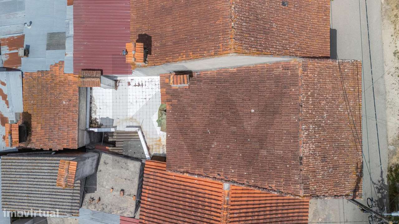 Moradia T2 para Recuperar com Terraço – Próximo da Vila de Soure - Grande imagem: 5/24