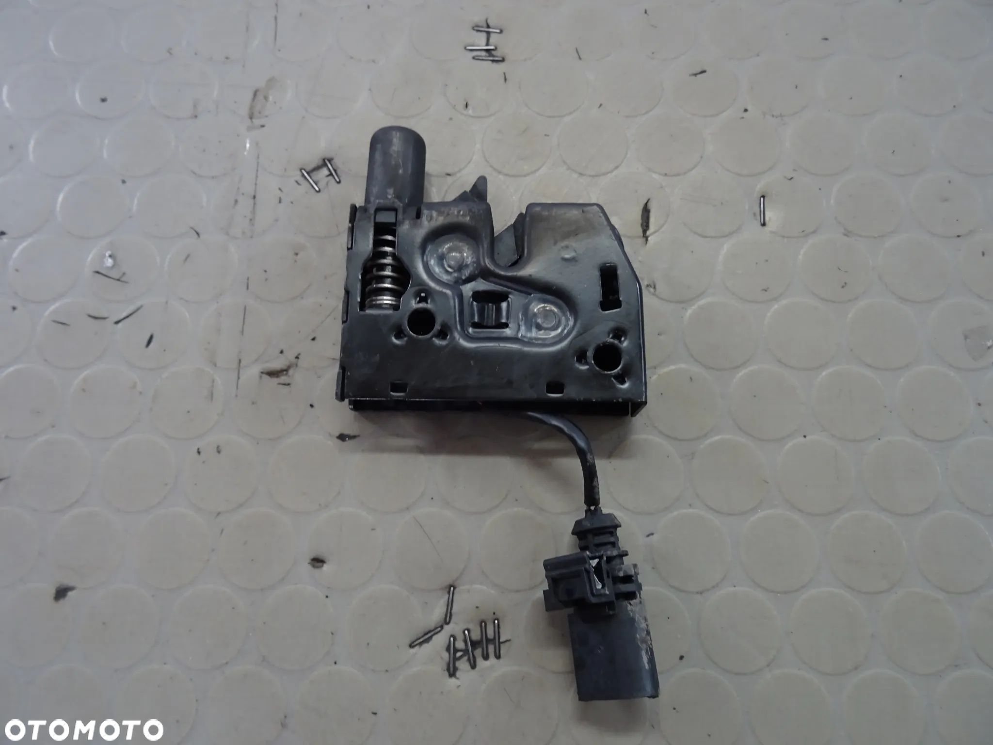 8V0823509A zamek maski lewy Audi A3 8V LIFT czesci - 1