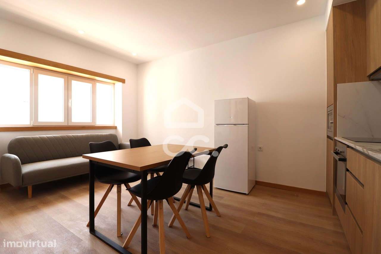 Moradia totalmente remodelada com 6 apartamentos T2 junto à Dias da Si-15