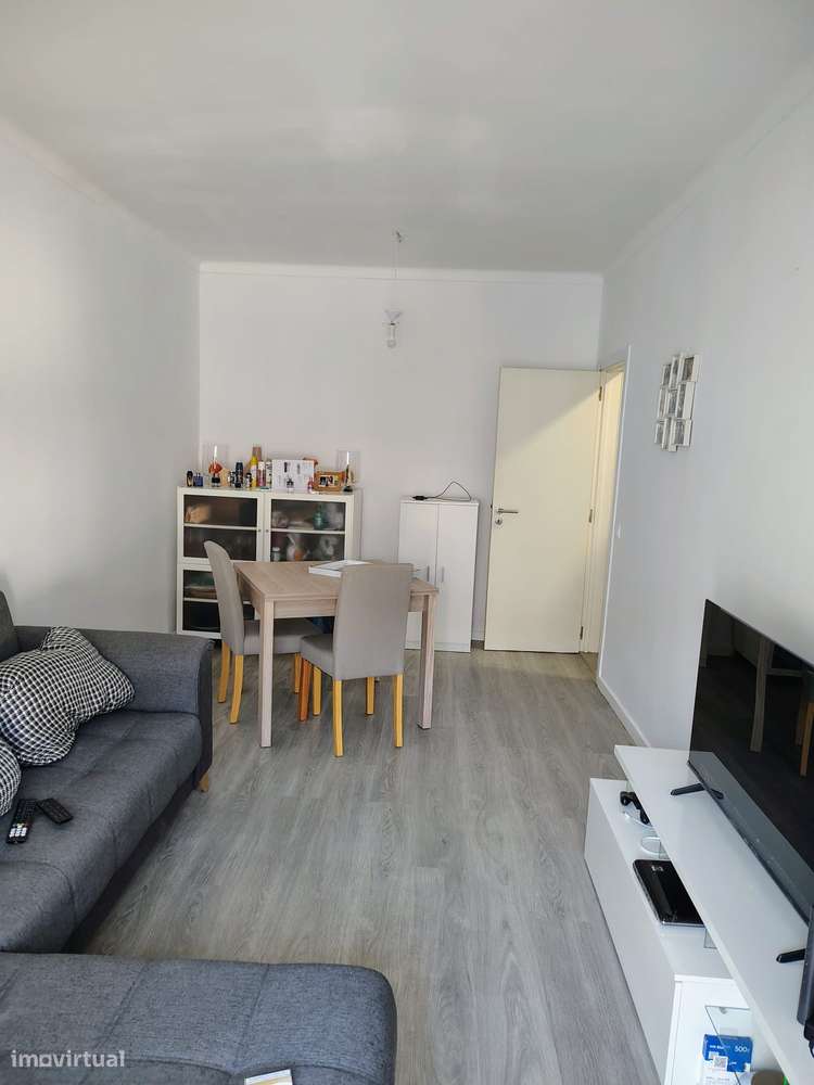 Apartamento T2 remodelado com terraço Casal Do Marco-1