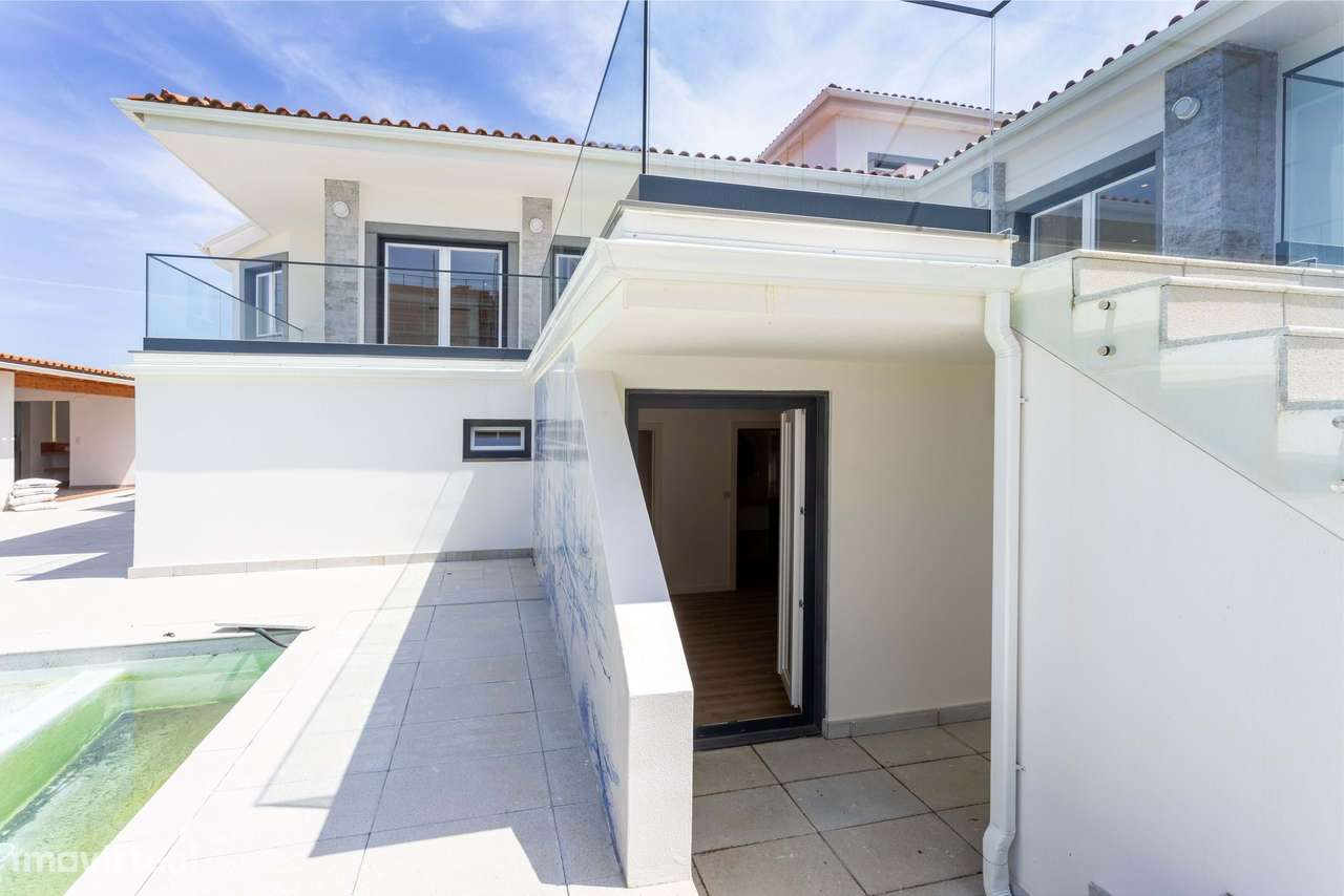 Moradia T6 com Piscina, Vista Mar e Terreno de 3.920 m² | Azoia, Sintr-50