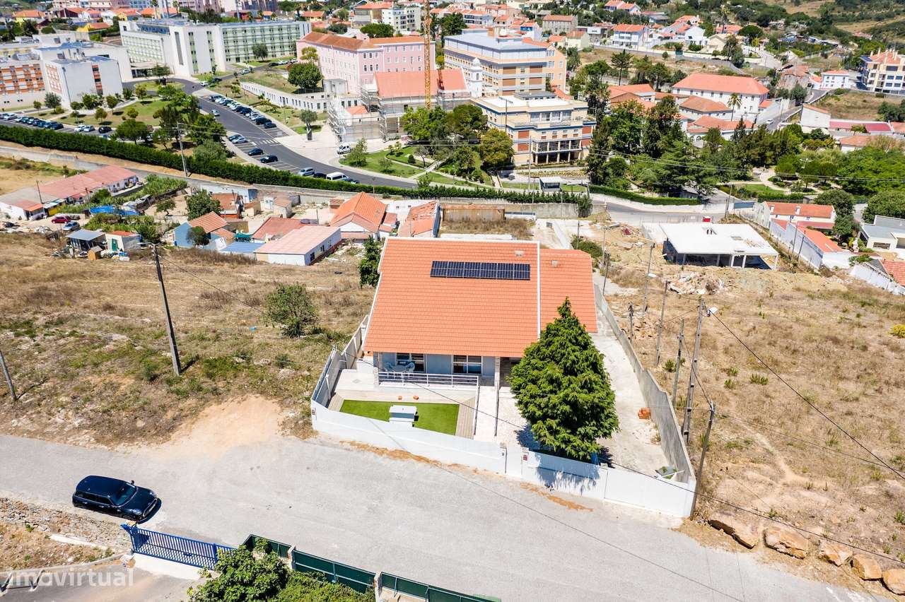 Moradia Espaçosa com Terreno, Vista Desafogada e Excelente Conforto-19