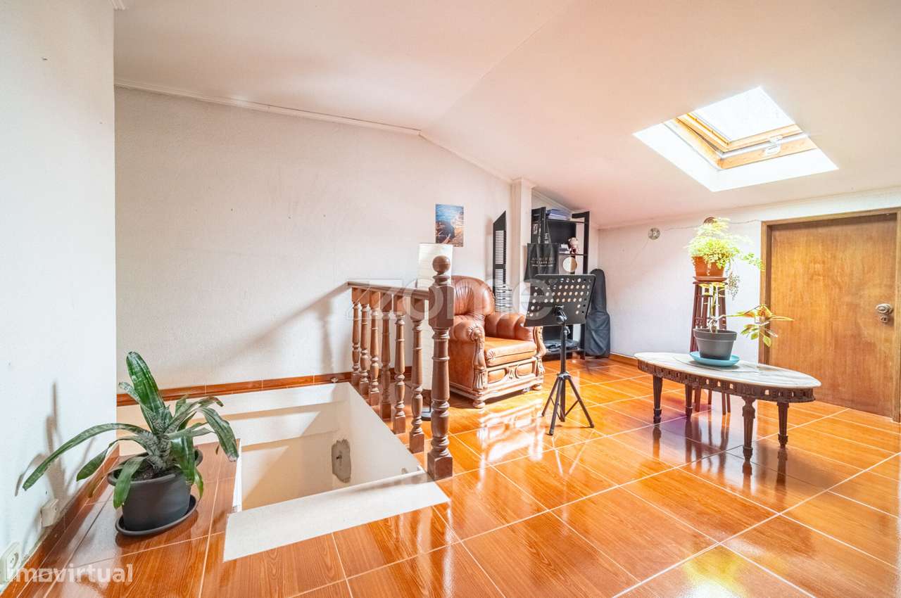 Moradia Geminada T4 com Jardim e Garagem em Zona Tranquila de Camarate-34