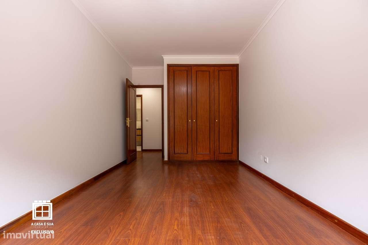 Apartamento T2+1 renovado c/excelente terraço em Oliveira do Douro-23