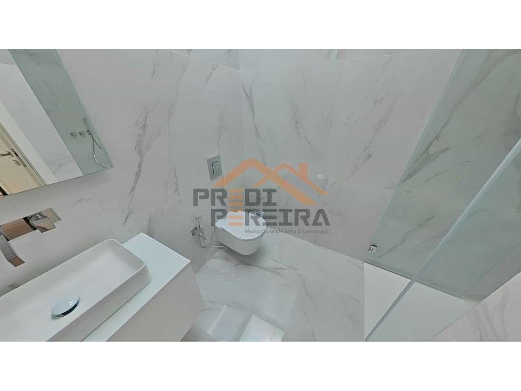 Moradia T4 em condomínio privado com piscina, no Fanqueiro em Loures-23