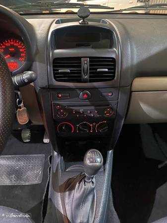 Renault Clio 1.2 16V Privilège - 12