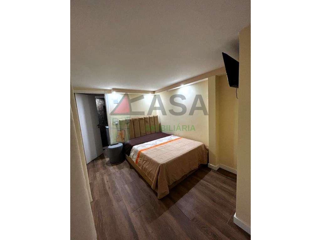 Moradia T15 com Renda Ativa + de €12.000/mês em Famões-10